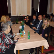 Hejtman Josef Bernard u stolu s organizátorkami akce z LKŽ a ČSŽ