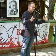 Vítek Prokop při výzvě přítomným účastníkům. Přijďte volit, pomozte nastolit režim, kde budou na prvním místě občané ČR!