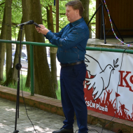 Jiří Valenta pouští do mikrofonu starou, ale velmi aktuální píseň - Své syny Vám do války nedáme!