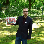 Vítek Prokop se nechal vyfotit s Naší pravdou - v současné době jedinými levicovými novinami v ČR. 