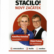 Plakát s fotografií Vítka Prokopa s Kateřinou Konečnou