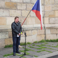 Krajský zastupitel za KSČM Jiří Valenta při projevu na demonstraci