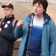 Matěj Stropnický - politik a novinář při projevu na demonstraci