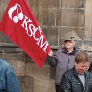 Nad hlavami demonstrujících vlály vlajky KSČM a České republiky
