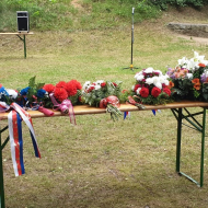 Kytice různých delegací připravené k pietnímu aktu uctění památky nacistických obětí