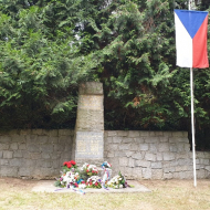 Památník na nacistickém popravišti v Suchém dole u Vejprnic