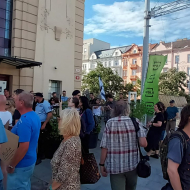 Pohled na část demonstrujících