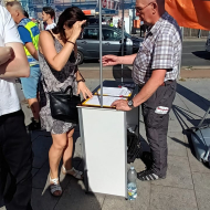 Politické hnutí STAČILO (Fialo) si v místě protestní demonstrace zřídilo petiční stánek proti nákupu předražených amerických stíhaček F-35!