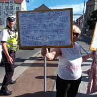 Sdělení demonstrantky na transparentech_čtěte pokračování