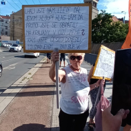 Sdělení demonstrantky na transparentech_čtěte pokračování