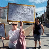 Sdělení demonstrantky na transparentech_čtěte pokračování