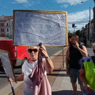 Sdělení demonstrantky na transparentech_čtěte 