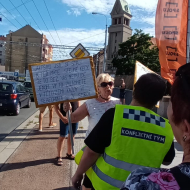 Na této demonstraci byl opět přítomen známý provokatér Vojtěch Pšenák (z party Oganesjana, kteří působí celostátně), zastupitel obce Mohelnice u Nepomuka, který napadá provokacemi akce hnutí Stačilo a Kateřinu Konečnou. Na zádech má nápis - Konfliktní tým. Tentokrát stál na straně, aby chránil premiéra. 