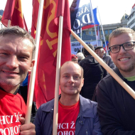 Foto z protivládní demonstrace v Praze, kde velmi viditelná byla i skupina členů a sympatizantů KSČM