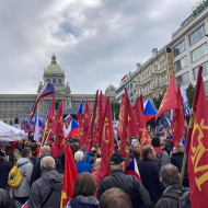 Foto z protivládní demonstrace v Praze, kde velmi viditelná byla i skupina členů a sympatizantů KSČM