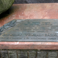 Několik stovek metrů na osvobozeném území Československa zahynul generál Vedral - Sázavský, když jeho vůz najel na tankovou minu. 