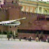 Přelet Cessny M. Rusta nad Rudým náměstím v Moskvě