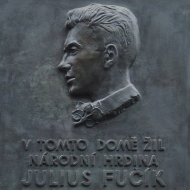 Pamětní deska na domě v Plzni v Havlíčkově ulici, kde žil Julius Fučík