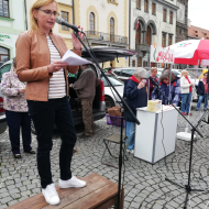 Kateřina Konečná pri vystoupení na demonstraci za důstojný život v míru v Klatovech na náměstí