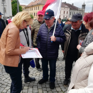 Kateřina Konečná se podepisuje účastníkům demonstrace na své fotografie a plakáty k demonstraci