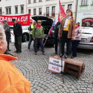 Květa Šlahúnková předsedkyně LKŽ při projevu k demonstrantům v Klatovech