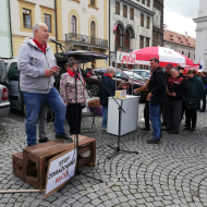 Pražský herec Ivan Vyskočil při projevu na demonstraci v Klatovech