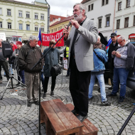 Vítězslav Pilmaier při projevu k demonstrantům v Klatovech