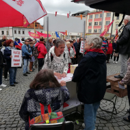 Petiční stánek KSČM v Klatovech na náměstí proti odchodu do starobního důchodu v 68 letech