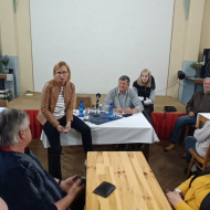 Bezprostřední kontakt s účastníky a uvolněná atmosféra na setkání občanů v Srbech s Kateřinou Konečnou
