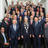Společné foto nově zvolených zastupitelů, nové vedení Plzeňského kraje v první a v druhé řadě