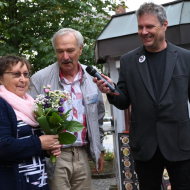 Jana Rýdlová dostává od zástupců domažlické reprezentace koalice STAČILO! kytičku