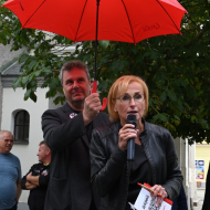 Europoslankyně Kateřina Konečná při projevu k účastníkům mítinku