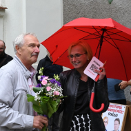 Kateřina Konečná dostává od zástupců domažlické reprezentace koalice STAČILO! kytičku