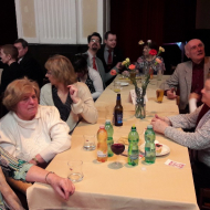Pohled na účastníky oslavy MDŽ u jednoho ze stolů v sále