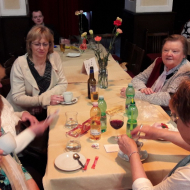 Pohled na účastnice oslavy MDŽ u jednoho ze stolů v sále