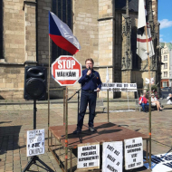 Krajský zastupitel a exposlanec za KSČM PhDr. Ing. Jiří Valenta DBA při vystoupení na demonstraci NE Základnám v Plzni 24.6.2023