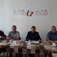 Pohled na předsednický stůl, zleva s. Ing. RSDr. Karel Kvit - místopředseda KV KSČM a předseda MěV KSČM Plzeň, vedle něj Jaroslav Rehák z Klatov - 3. na kandidátce, dále PhDr. Ing. Mgr. et Mgr. Jiří Valenta, DBA - lídr kandidátky a vpravo RSDr. Josef Švarcbek z Plané - 2. na kandidátce