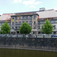 Desítky let chátrající budova městských lázní v Plzni