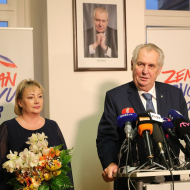 Ing. Miloš Zeman, CSc. s manželkou při zahájení jeho tiskové konference po I. kole prezidentských voleb